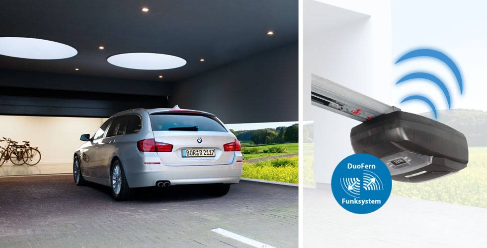 Rademacher RolloPort SX5 DuoFern Ein silberner BMW fährt in eine moderne Garage, rechts ein Garagentorantrieb mit DuoFern Funksystem-Symbol.